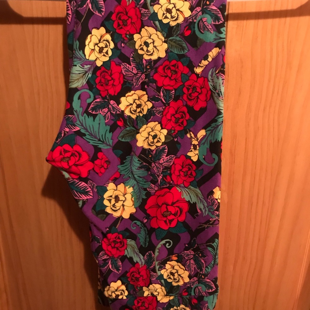 NWT OS LLR Red & Yellow Roses Print Leggings